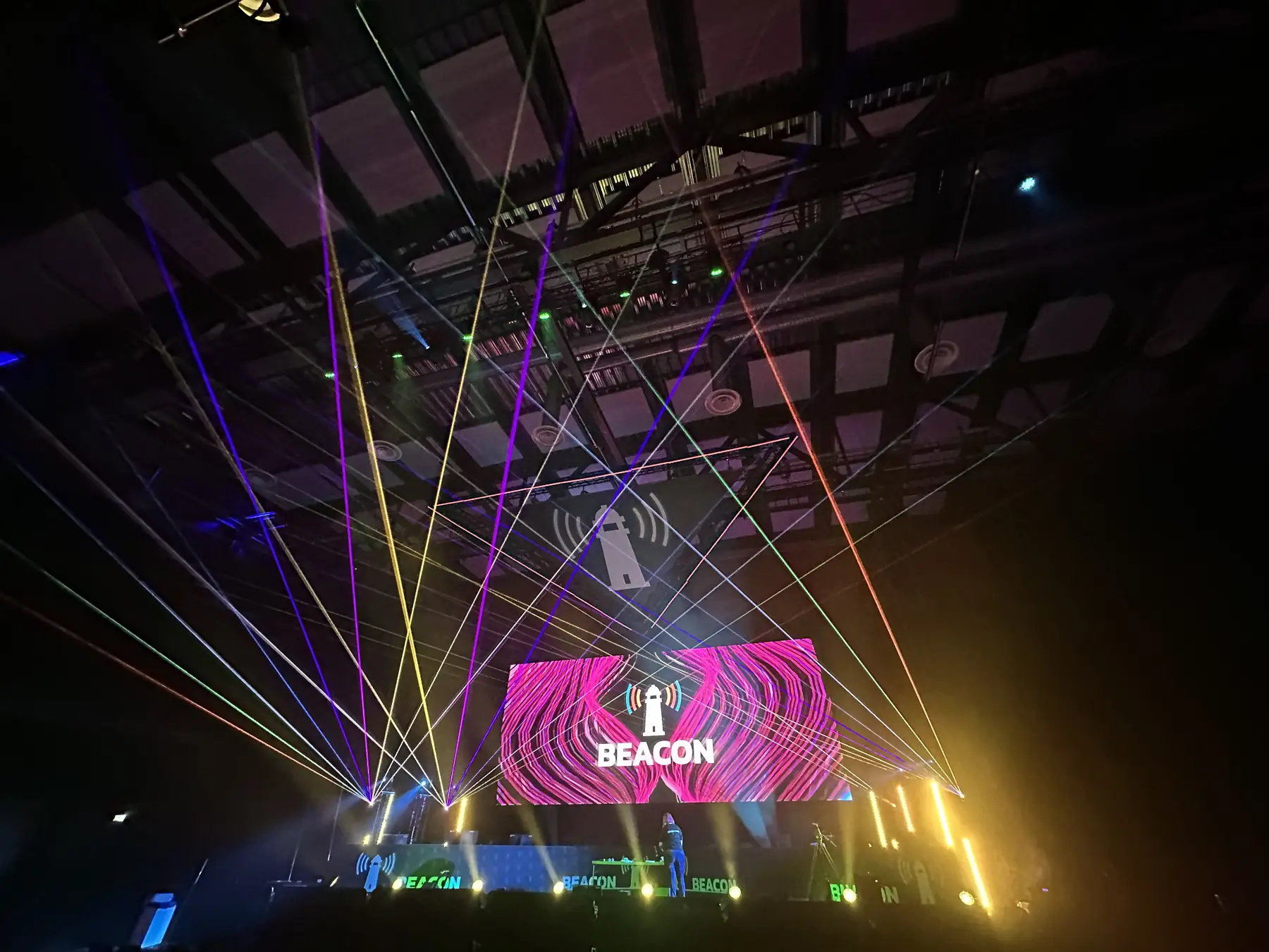 Laserstrålar som sträcker sig ut över hallen från Beacon-scenen.